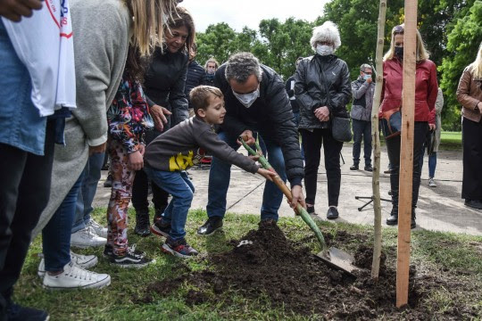 24M: Javkin encabezó nueva plantación de árboles en el Bosque de la Memoria