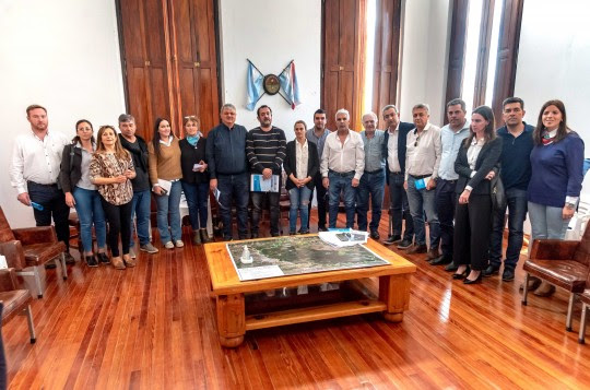 Quema en islas: Javkin e intendentes de la región se reunieron con su par de Victoria y con el juez Federal de la causa