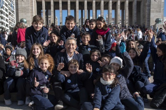 Miles de niños y niñas prometieron lealtad en el Monumento