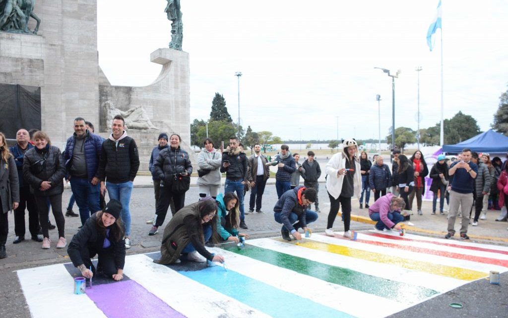 LA SENDA PEATONAL DEL CONCEJO SE REPINTÓ CON LOS COLORES DE LA DIVERSIDAD
