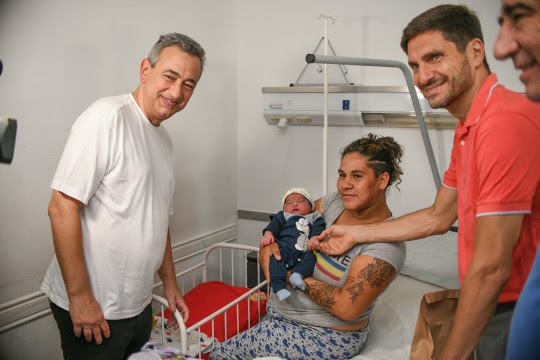 El intendente y el gobernador dieron la bienvenida a Teo, el primer bebé del año