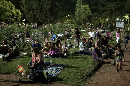 El Rosedal se colmó de familias en el primer picnic nocturno del año