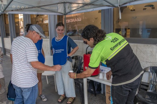 Ola de calor: el municipio lleva adelante un operativo de asistencia e hidratación en el centro
