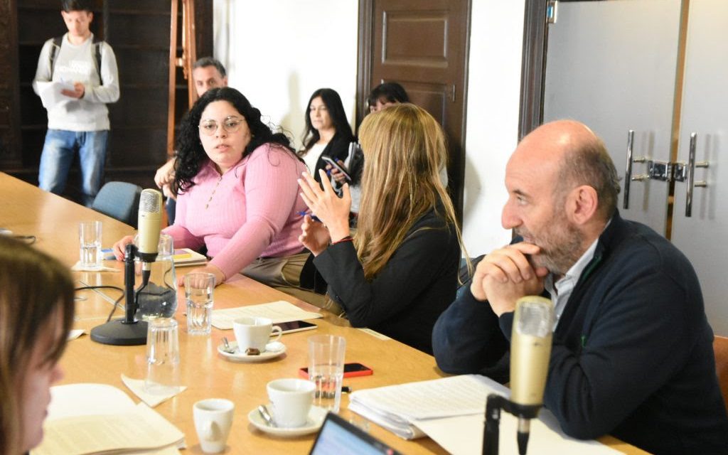 La publicidad de sitios de apuestas en clubes y un espacio de residencia para madres en el Roque Sáenz Peña