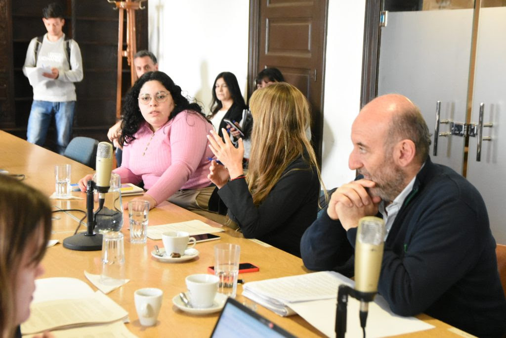 La publicidad de sitios de apuestas en clubes y un espacio de residencia para madres en el Roque Sáenz Peña