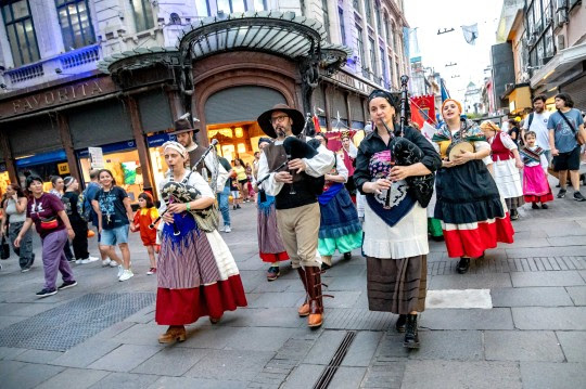 Colectividades mostraron gran despliegue de música y color en el tradicional desfile por el centro rosarino
