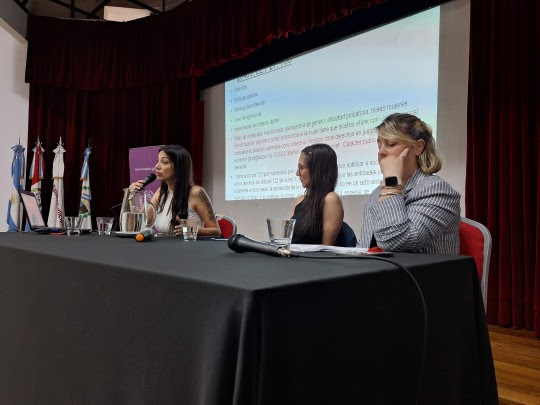 Noviembre Violeta: especialistas expusieron sobre violencia de género en ámbitos digitales