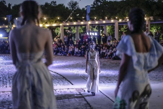 La Escuela de Diseño y Producción Textil cierra su año con un desfile en la explanada del Museo Castagnino