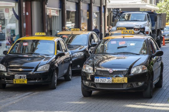 Para estas fiestas, el municipio promueve el uso de aplicaciones habilitadas para taxis y remises