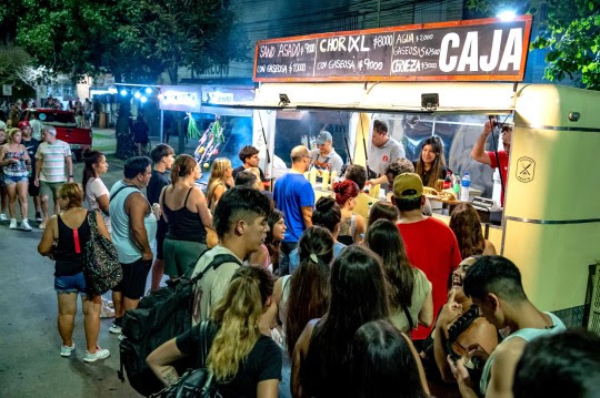 Fisherton inauguró el ciclo 2025 de «La Noche en mi Barrio» con multitudinaria convocatoria