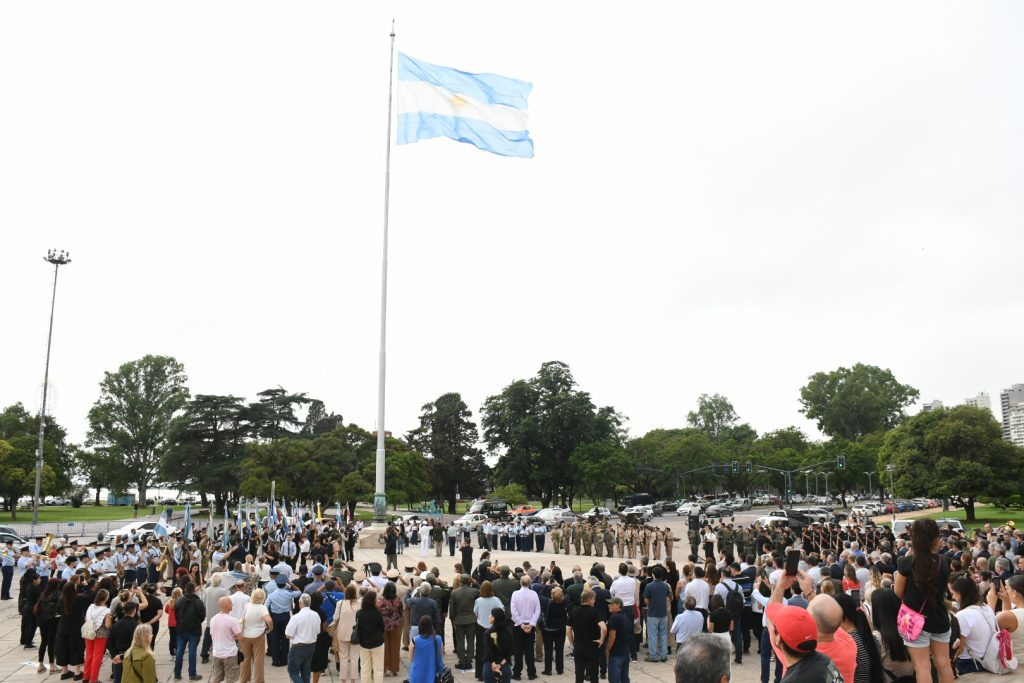 El Concejo Municipal Participó del izamiento aniversario de la bandera nacional