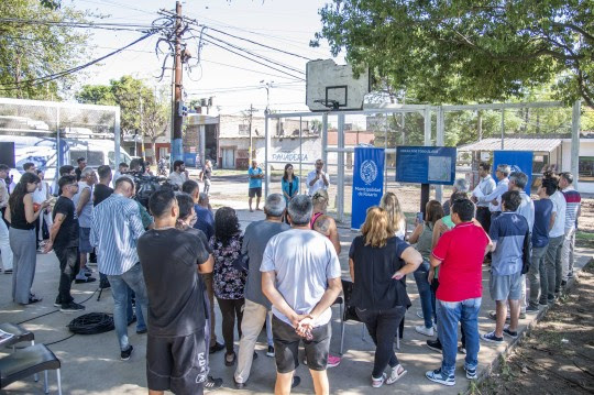 Obras por todos lados: Javkin presentó el pavimento definitivo y nuevos contenedores en barrio Tiro Suizo