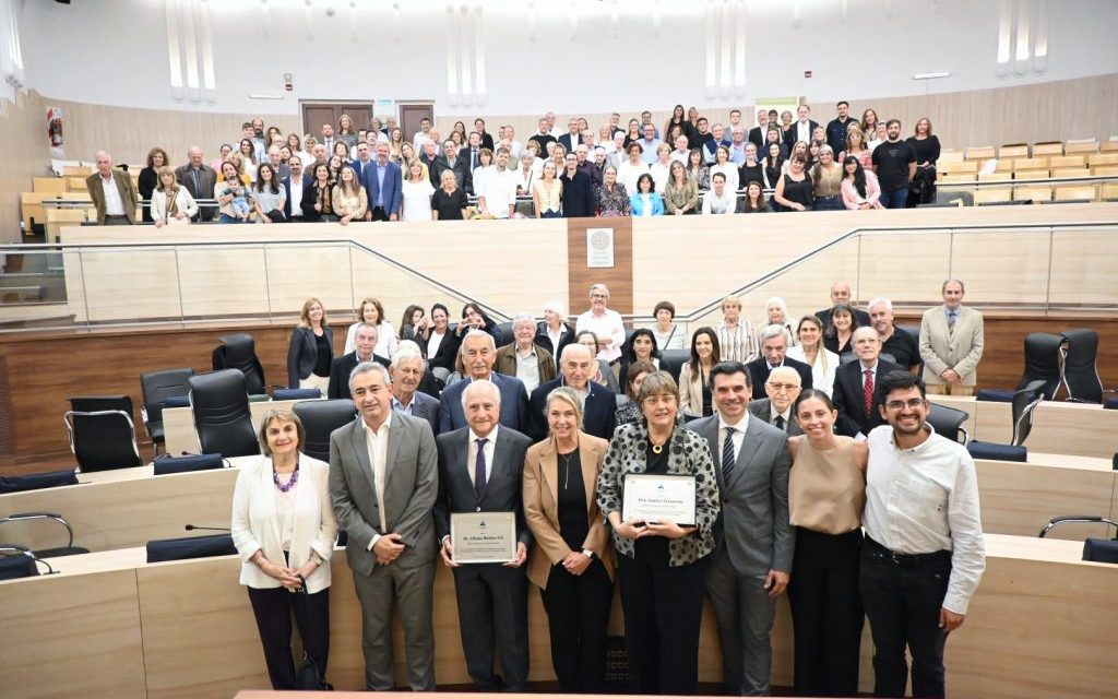 Distinguen a dos profesionales de la salud