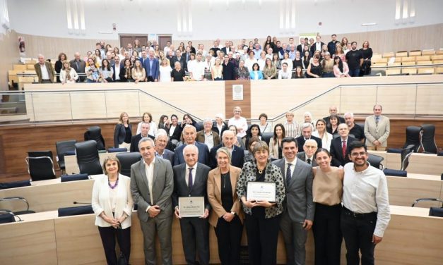 Distinguen a dos profesionales de la salud