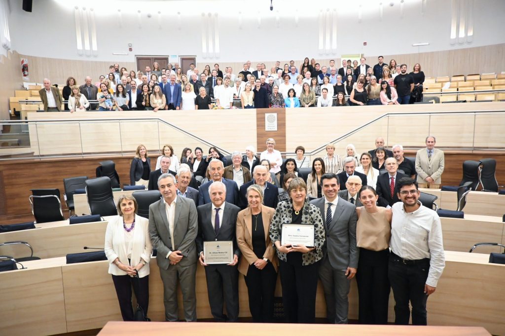 Distinguen a dos profesionales de la salud