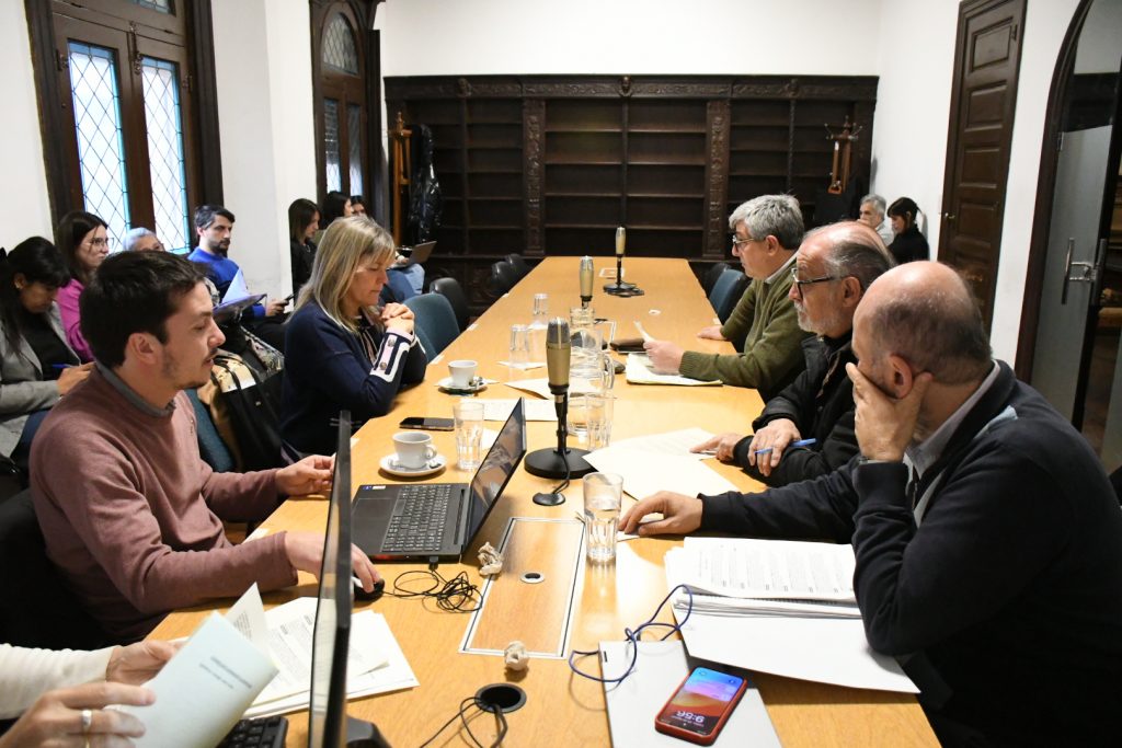 El sistema de recarga de celulares por medio de energía solar tuvo proveído
