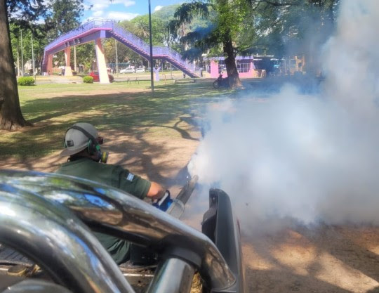 El Municipio continúa con los operativos de fumigación en plazas y espacios verdes