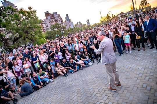 La Isla de los Inventos celebró su reapertura en una noche de encuentros, arte y nuevas experiencias
