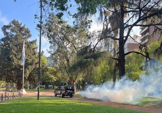 La Municipalidad continúa con los operativos de fumigación en parques, plazas y espacios verdes