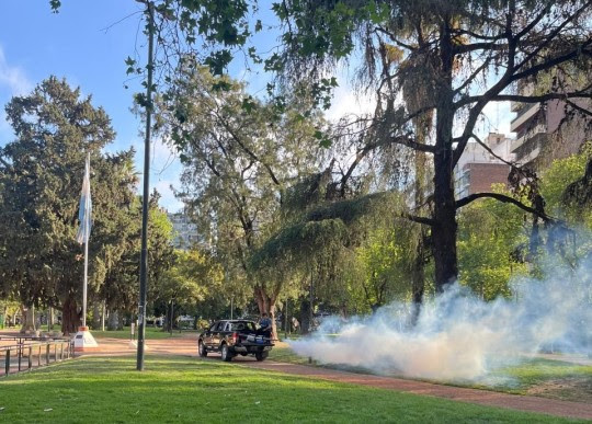 La Municipalidad continúa con los operativos de fumigación en parques, plazas y espacios verdes