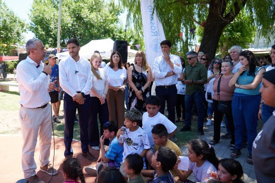 Javkin y Pullaro inauguraron la remodelación total del Parque de la Colectora en el barrio Las Flores Sur