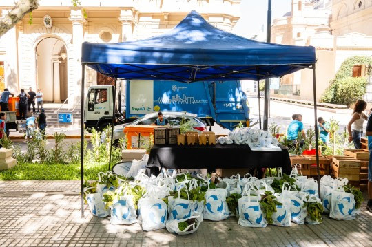 Canje de reciclables: se juntaron más de mil kilos de residuos en plaza 25 de Mayo