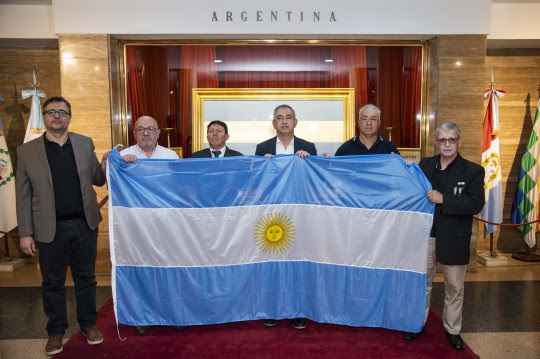 Javkin entregó a ex combatientes de Malvinas la bandera argentina que enarbolarán en la cima del Aconcagua