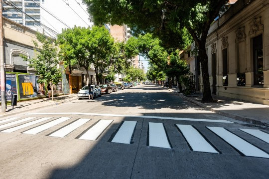 El municipio refuerza en forma periódica la señalización de sendas peatonales