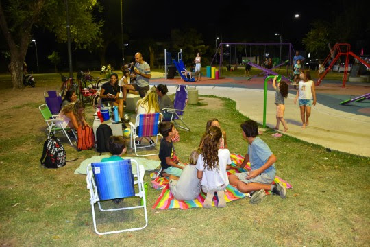 El municipio invita a picnics nocturnos para disfrutar a pleno de las plazas barriales