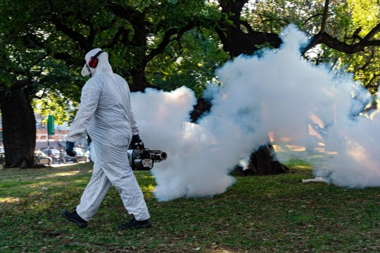 El municipio continúa con los operativos de fumigación en distintas zonas de la ciudad