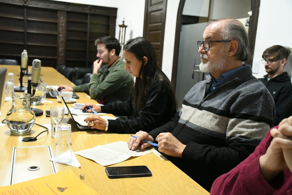 Pedido de informe por títulos públicos