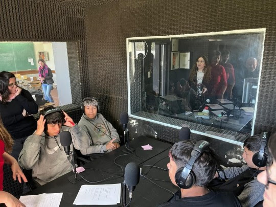 Jóvenes en el mic: la Municipalidad y la UNR impulsan un proyecto sonoro para fortalecer las voces de las juventudes