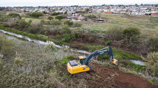 Obras Hídricas: comenzaron los trabajos de limpieza de canales troncales del sur provincial