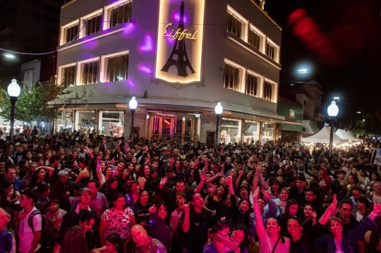 La Noche de Peatonales vuelve este sábado con música, ferias y galerías abiertas