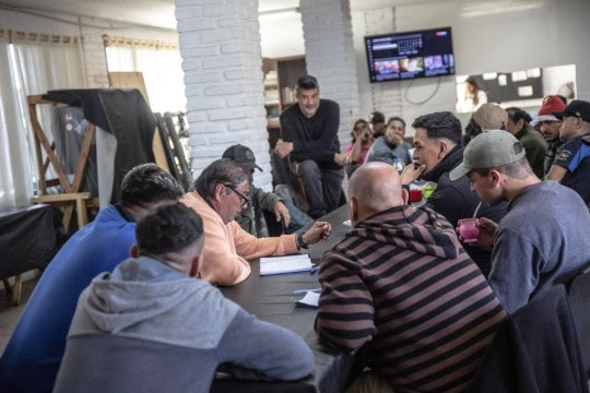 Personas que asisten a refugios municipales presentan un libro que reúne sus producciones literarias