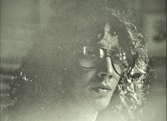 Fito Páez, en la intimidad de su casa: una muestra recupera fotografías inéditas de 1983